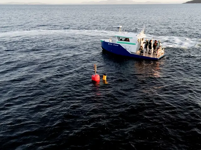 Fartøy på havet med bøye nær