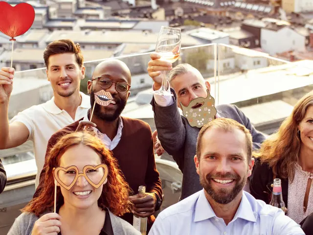 Kolleger på sommerfest på taket