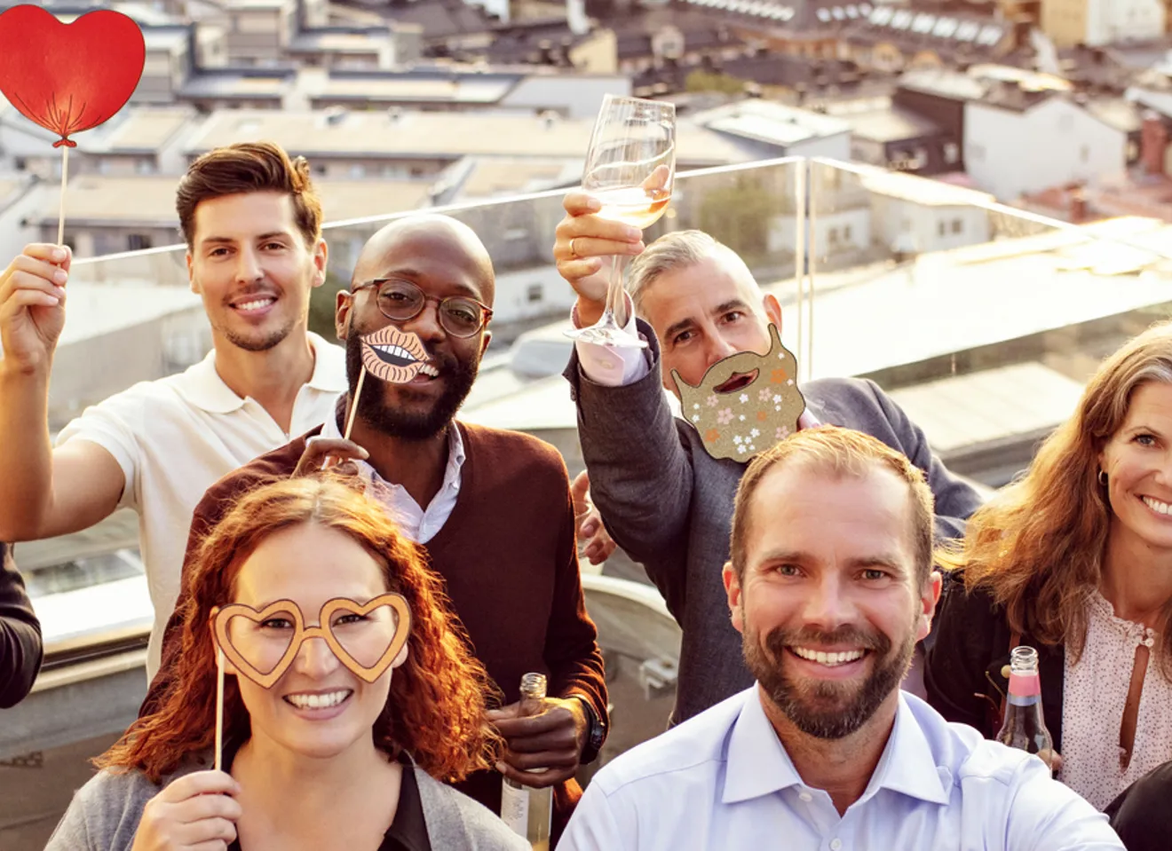 Kolleger på sommerfest på taket