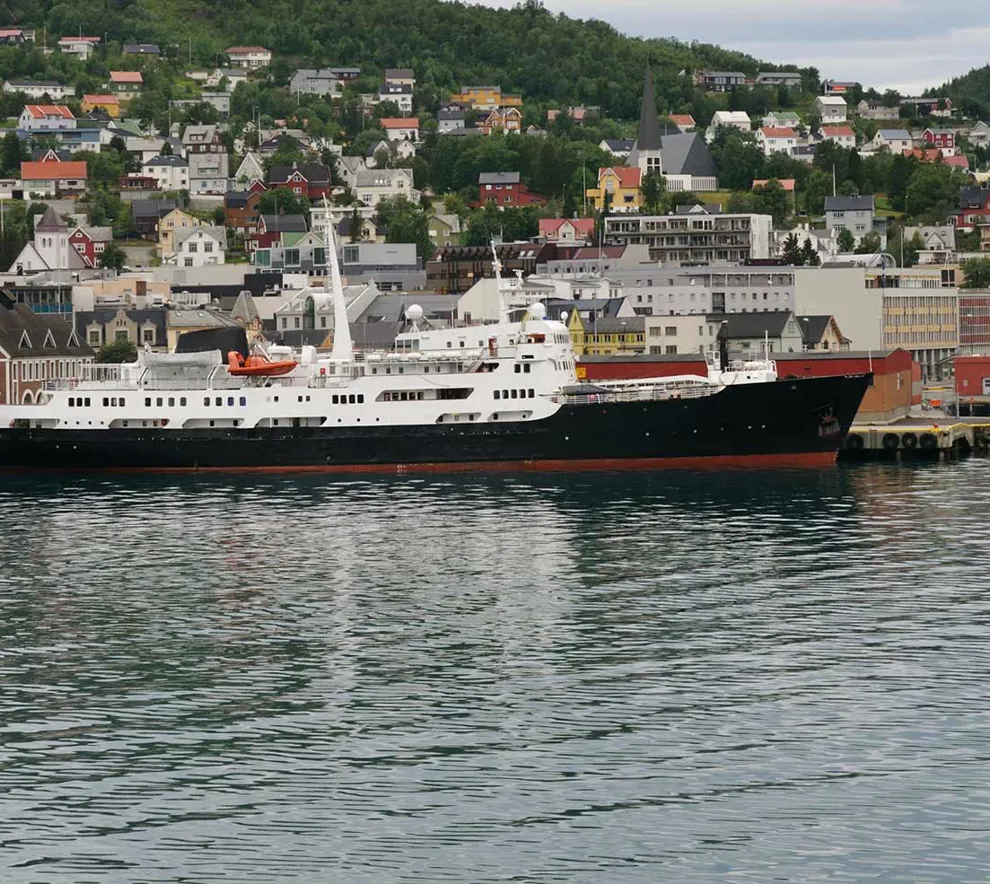 Skip liggende til kai i Harstad