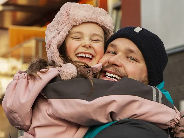 Far og datter klemmer hverandre