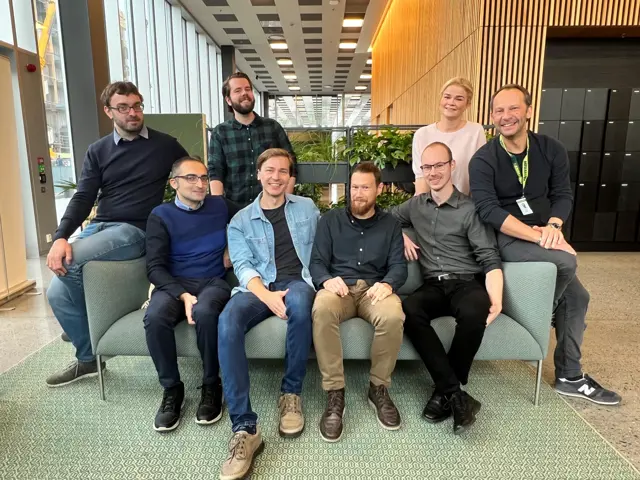 7 personer i et kontorlandskap