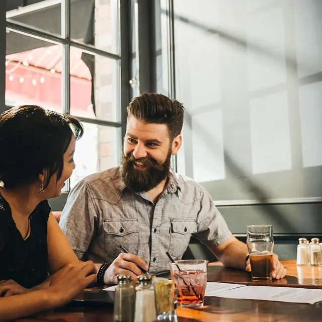 Personer som diskuterer quiz