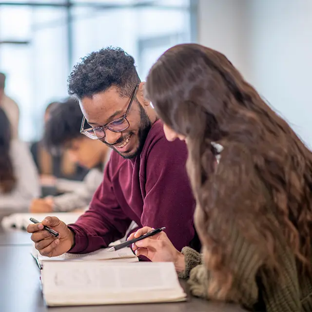 Studenter som leser i bok