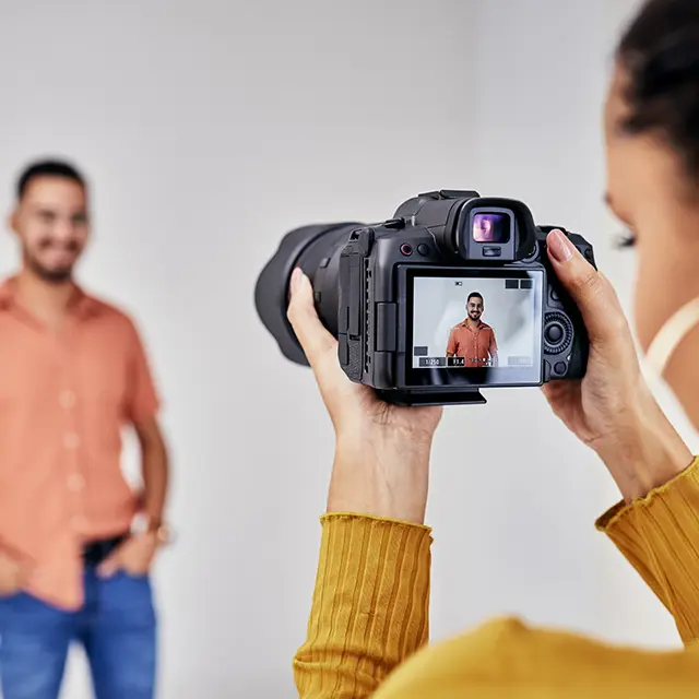 Kvinne som fotograferer mann
