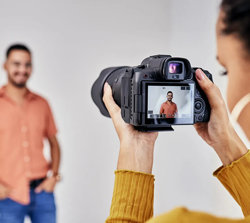 Kvinne som fotograferer mann