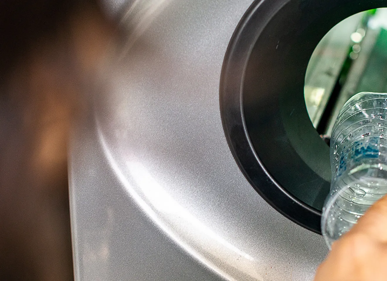 En person som panter en plastflaske