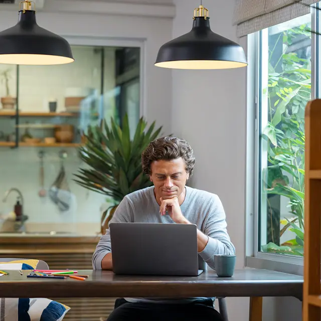 Ung mann i digitalt møte