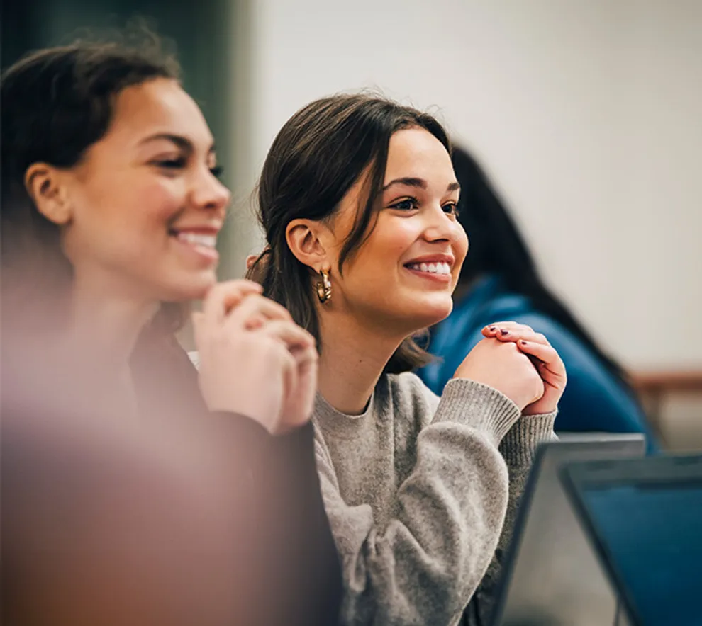 To studenter som smiler