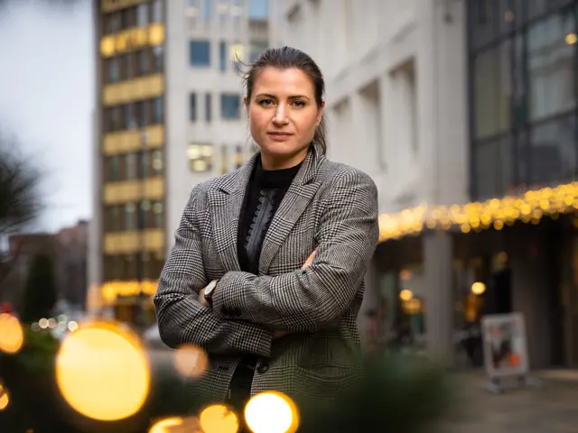 Elisabet Haugsbø, armene i kors, grå jakke, svart genser, bymiljø, høst