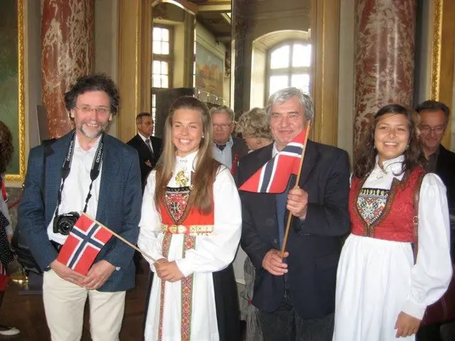 To eldre menn og to unge kvinner i bugnad