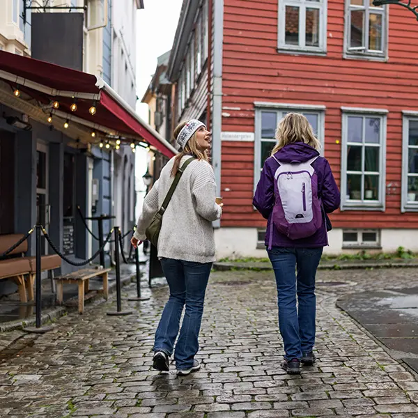To kvinner som går i Bergen