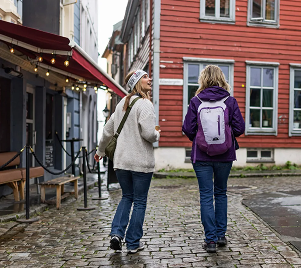 To kvinner som går i Bergen