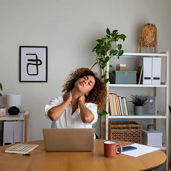 Kvinne som har nakkesmerter