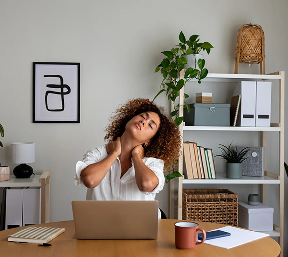 Kvinne som har nakkesmerter