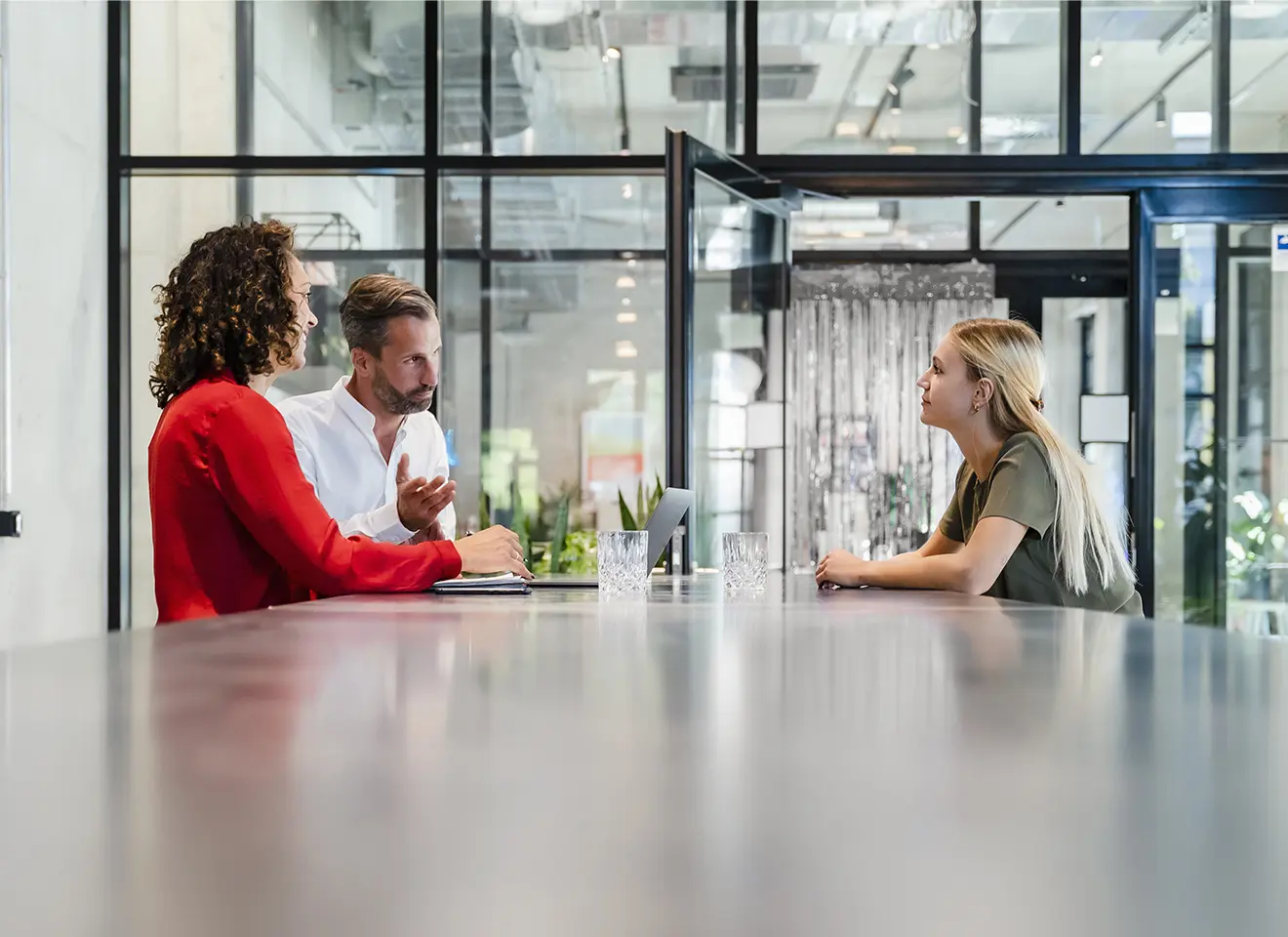 Gruppe som sitter rundt et konferansebord 