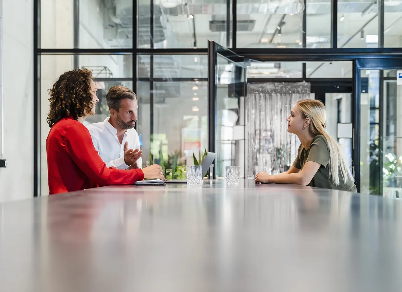 Gruppe som sitter rundt et konferansebord