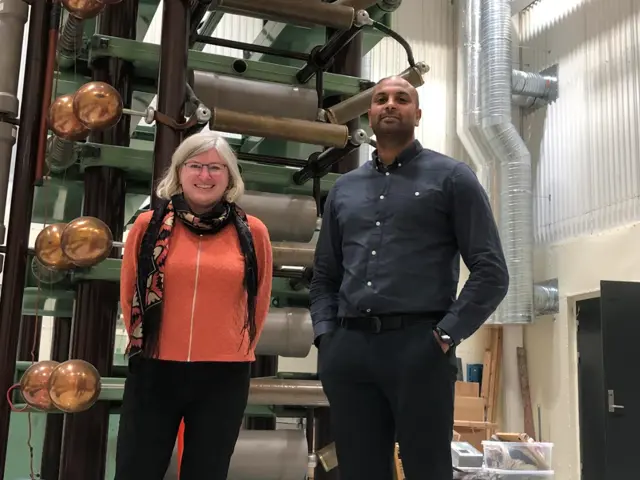 Grete Aastorp og Thron Aass står og smiler til kamera