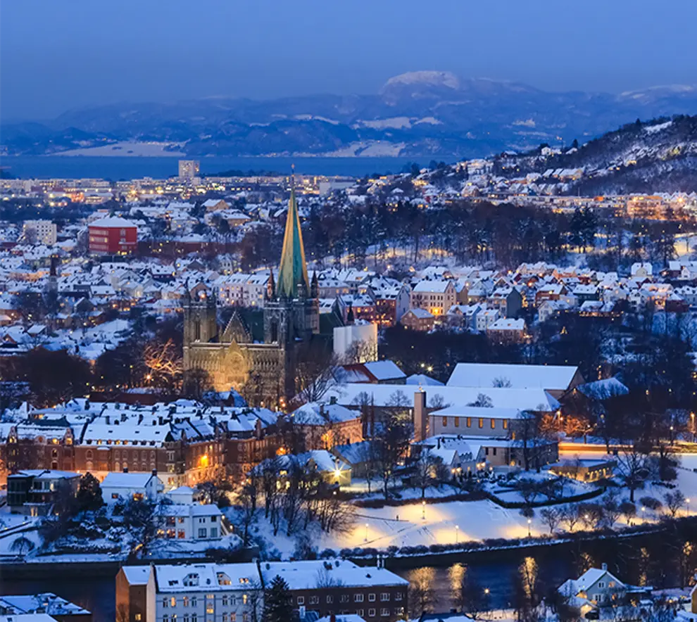 Oversiktsbilde over Trondheim by vinterstid