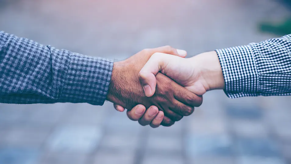 To personer håndhilser