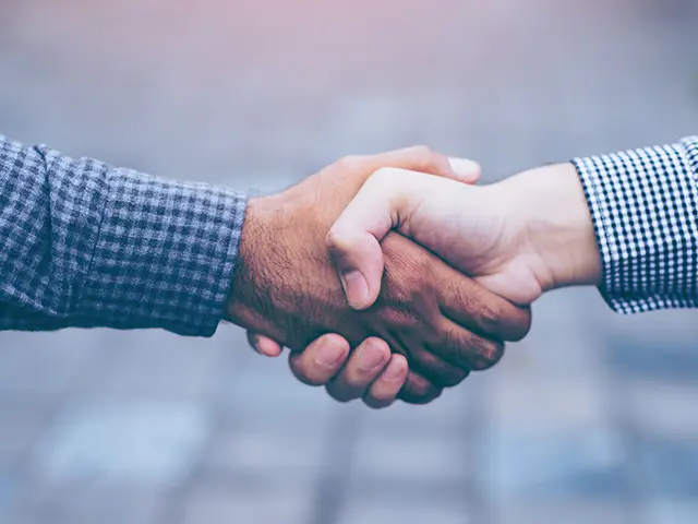 To personer håndhilser