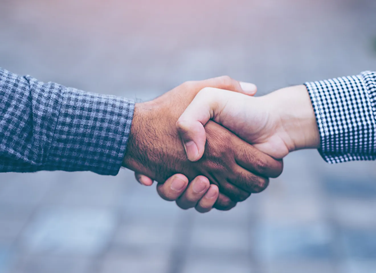 To personer håndhilser