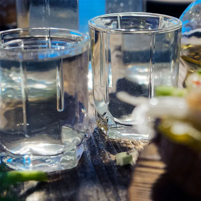 to akevittglass på bord