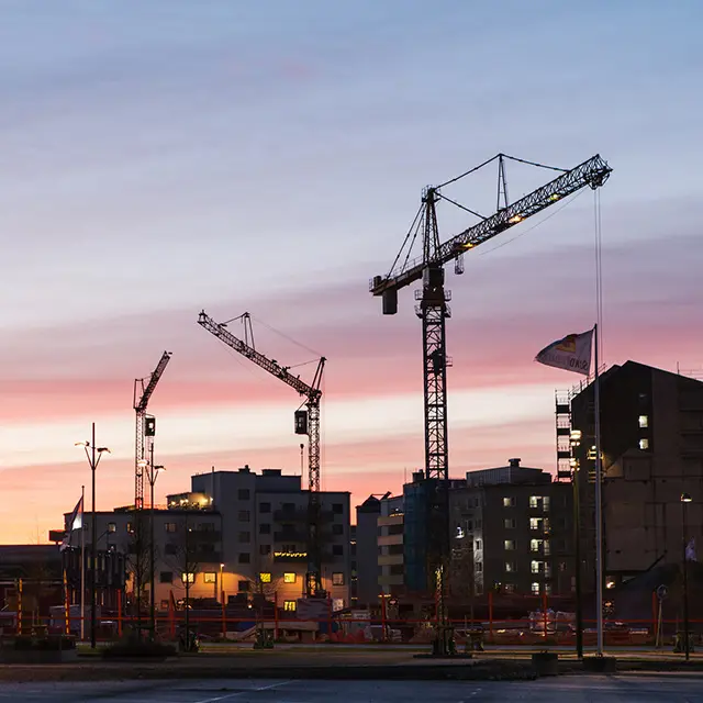 Byggeplass i solnedgang 