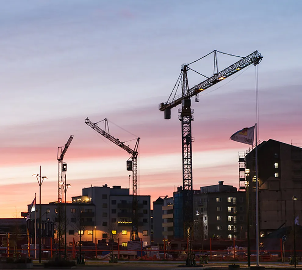 Byggeplass i solnedgang