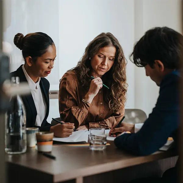 Tre kolleger i samtale