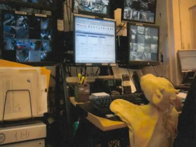 Illustrasjonsbilde av en bamse foran en gammel datamaskin