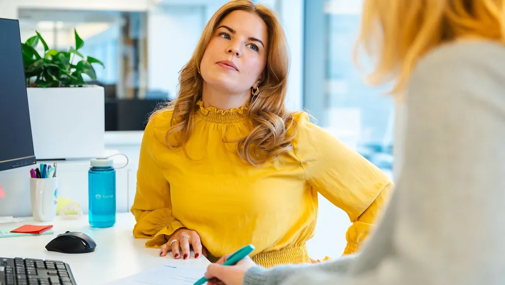 ung kvinne i samtale