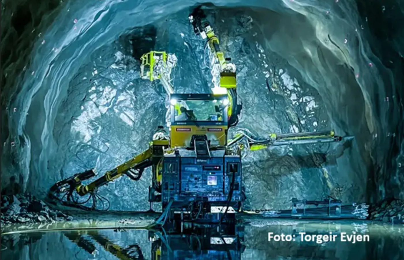 Foto av anleggsmaskin i tunnel
