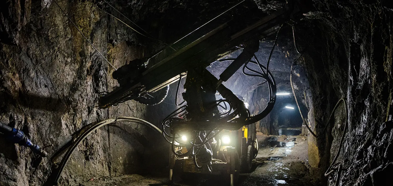 Maskin som jobber inne i ett fjell