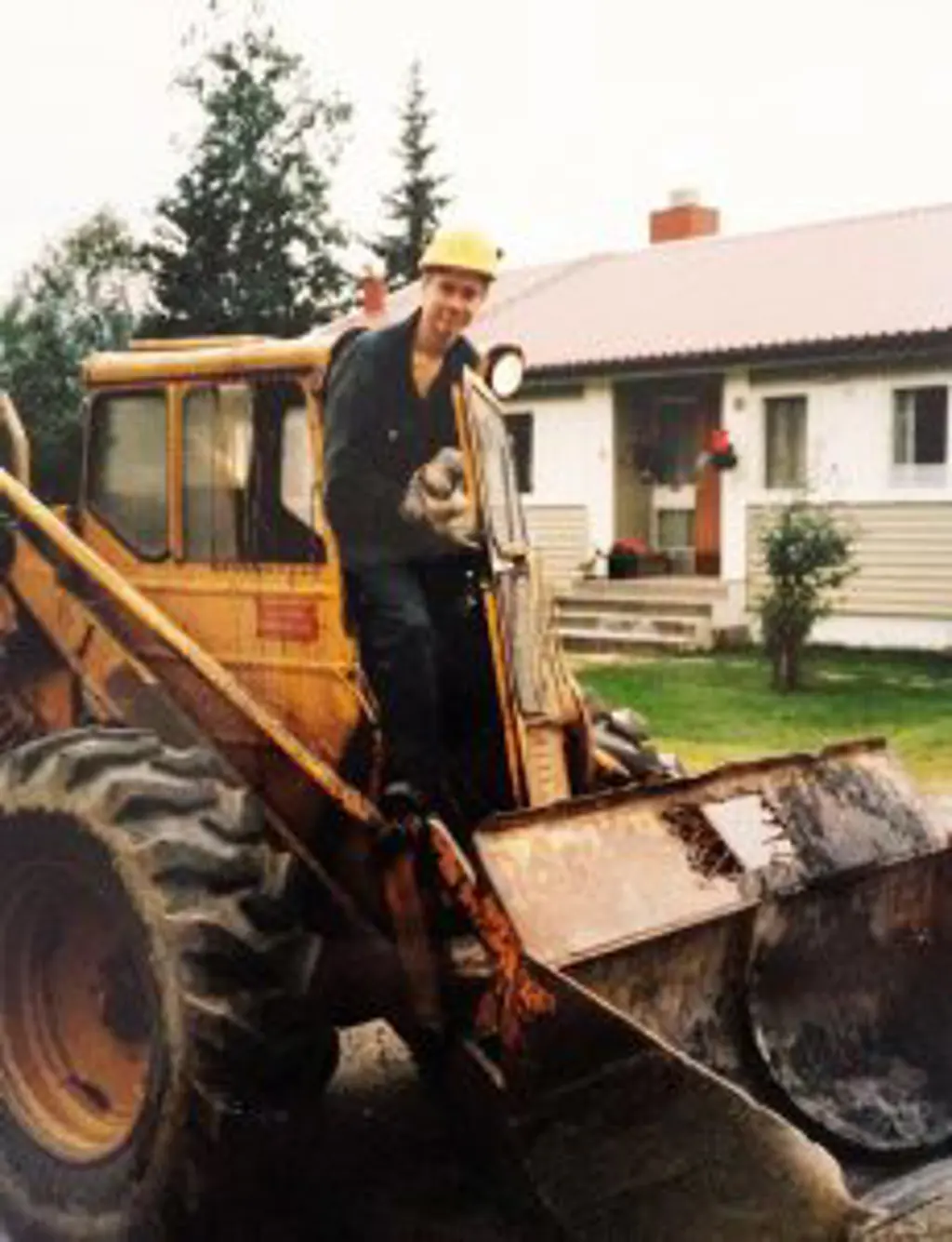  Øystein Rushfeldt står i døråpningen til en gravemaskin