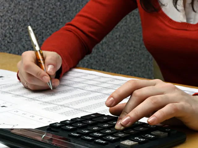 Person med kalkulator