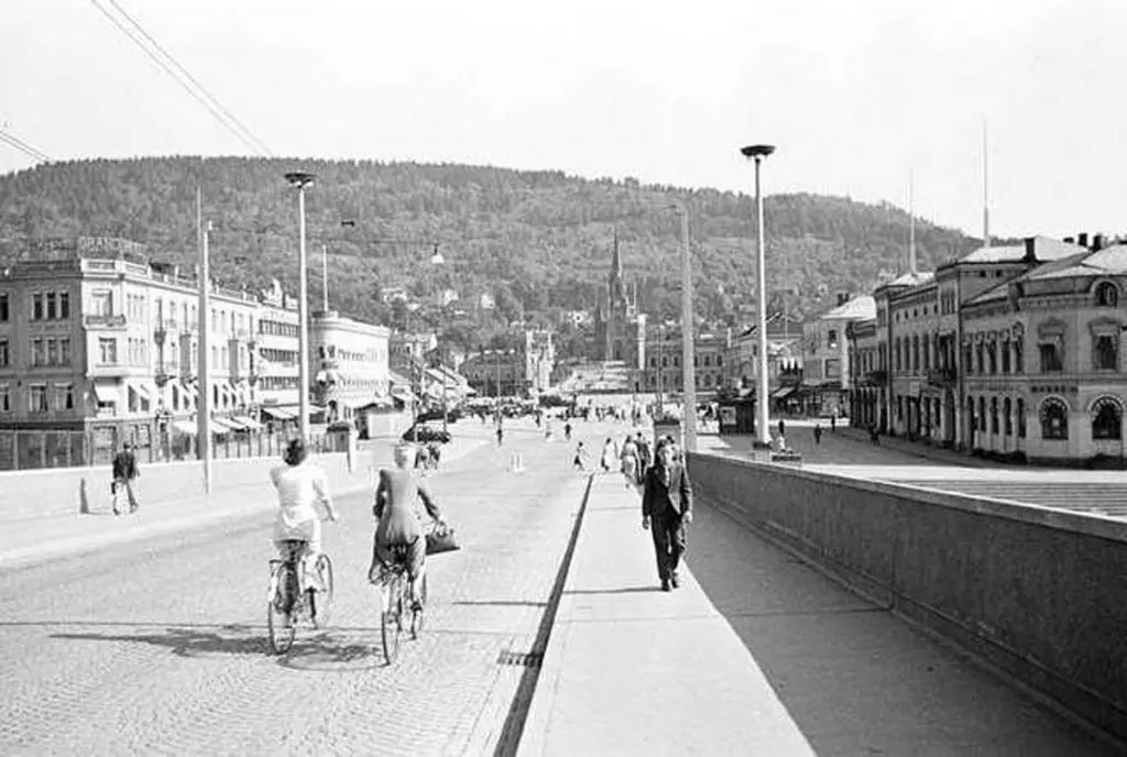 Bilde i sort hvit av broen i Drammen 