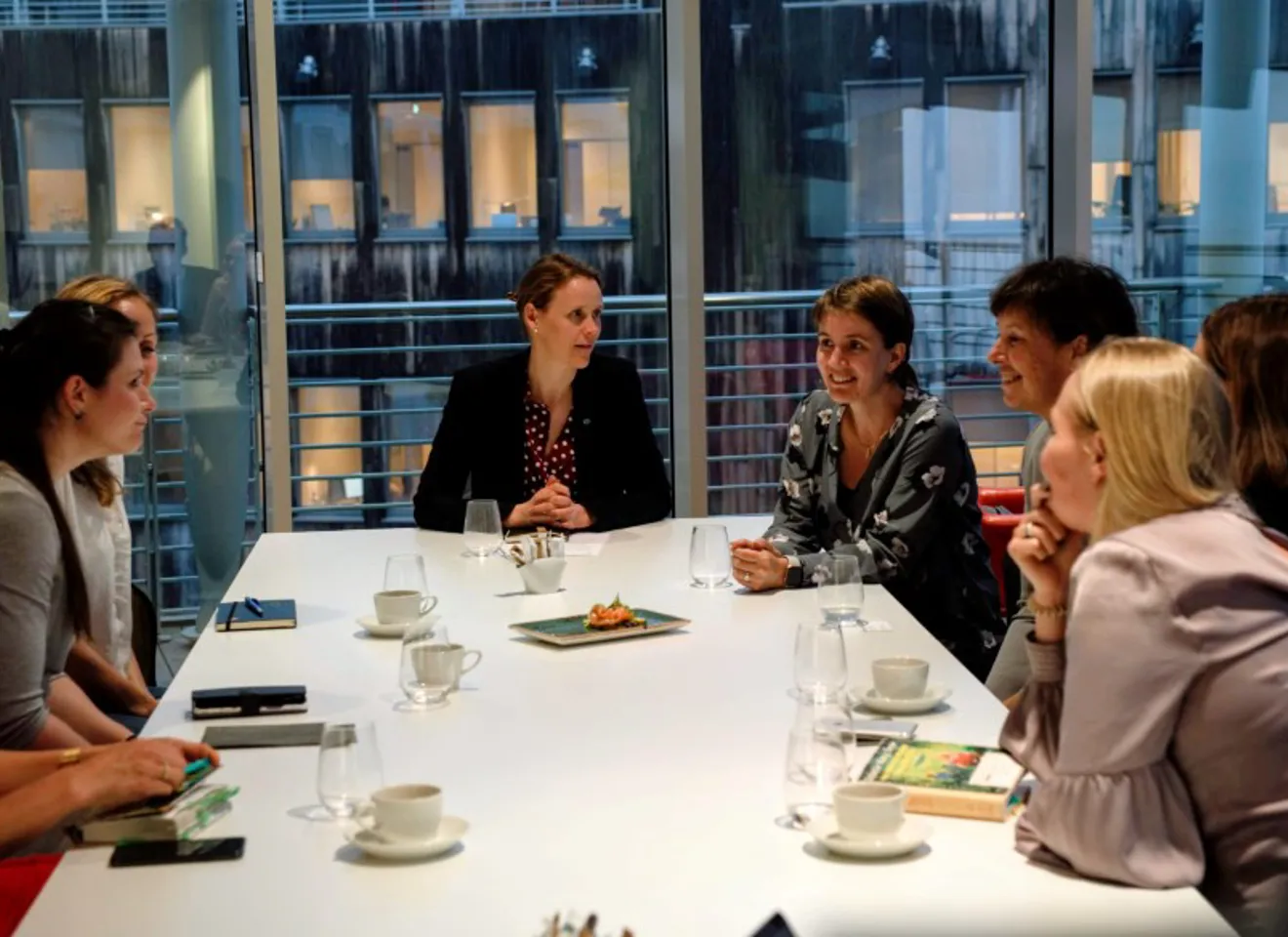 Lise Lyngsnes Randeberg sitter ved et bord med flere kvinner