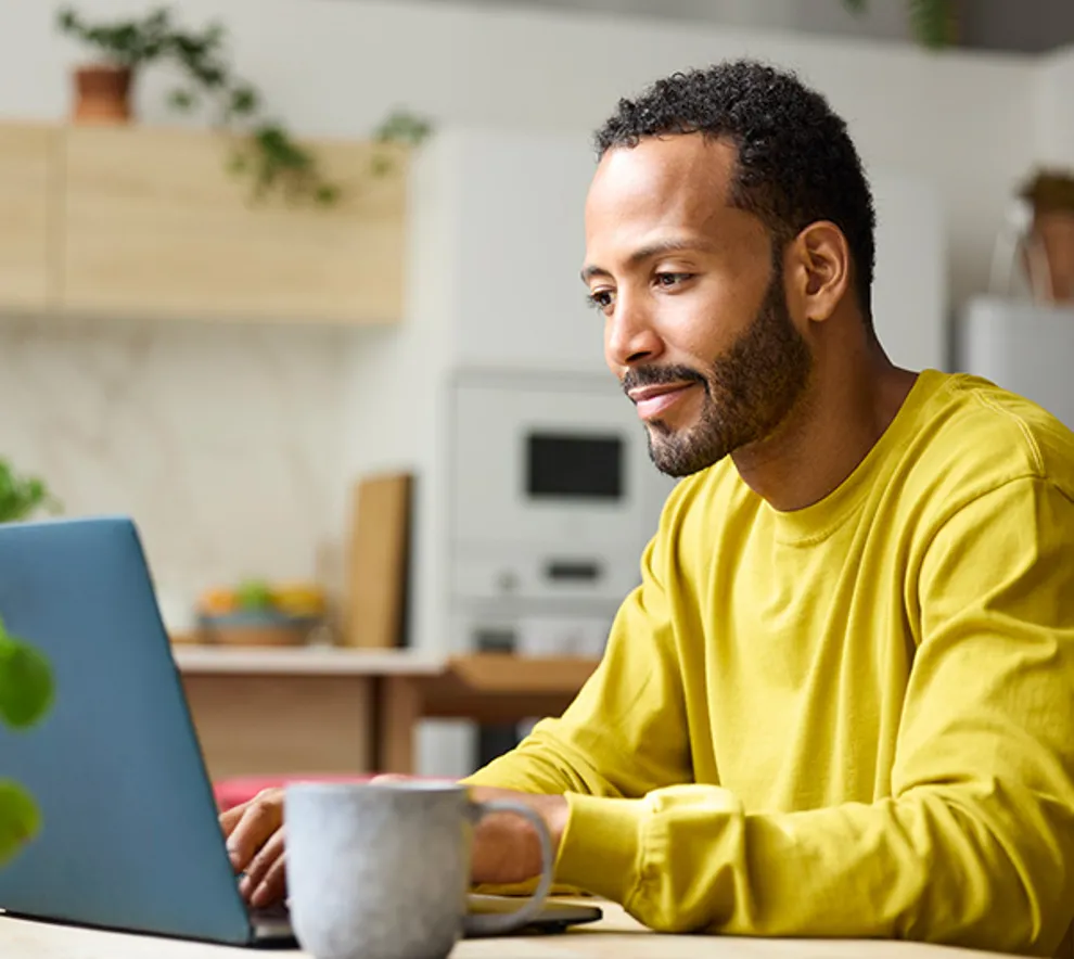 Mann som jobber på pc