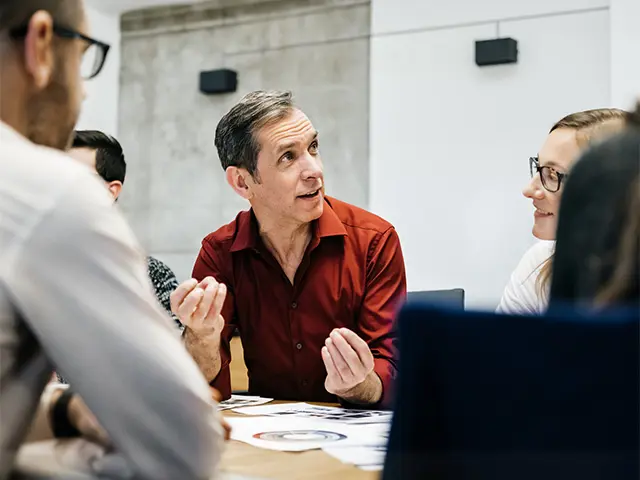 Person som snakker i møte