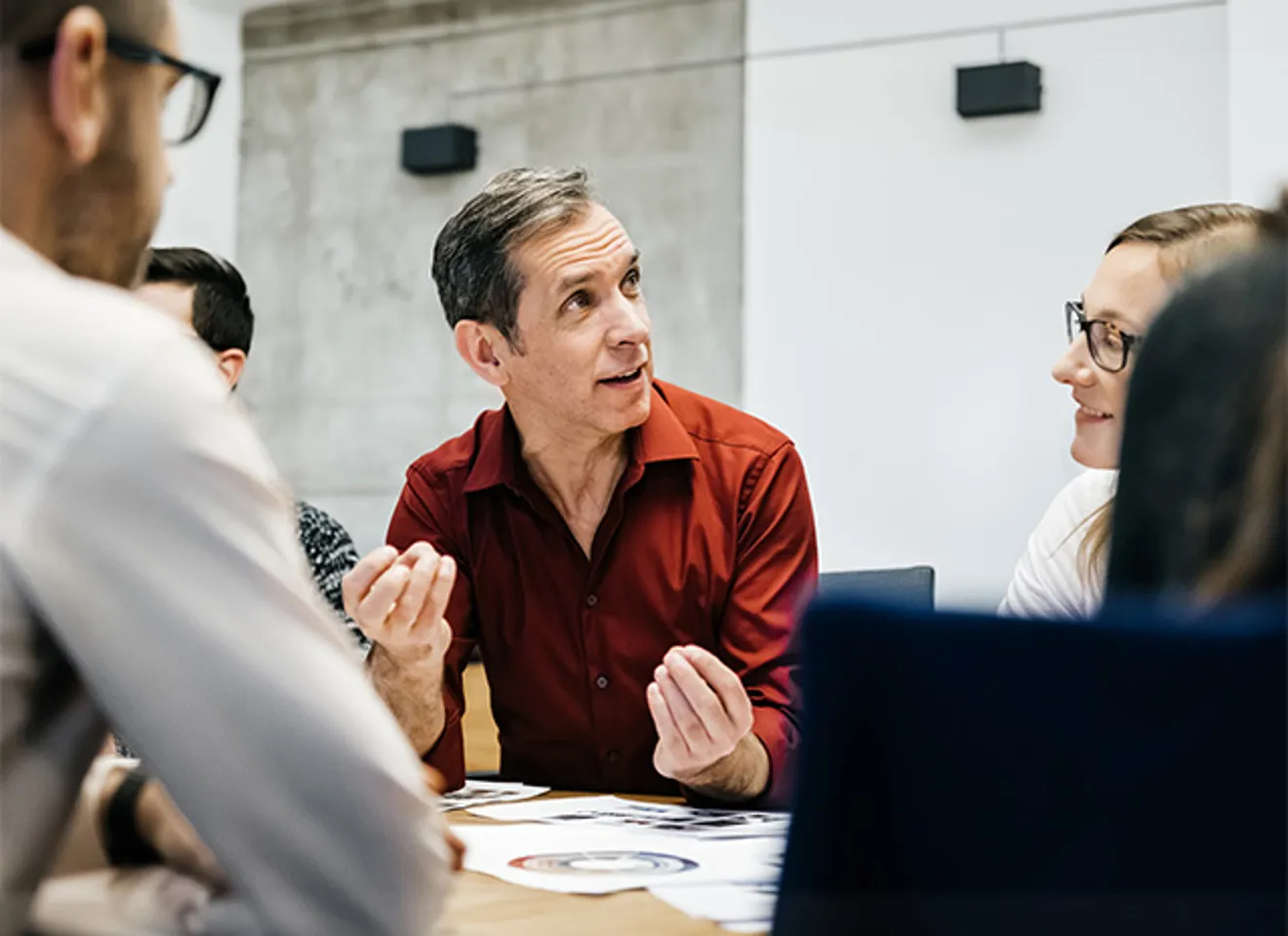 Person som snakker i møte