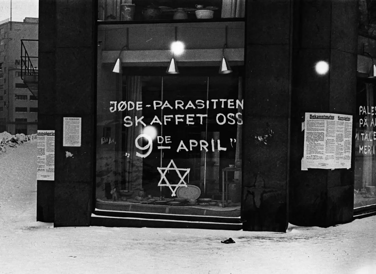Sorthvitbilde av en butikk med antisemitisk griseri