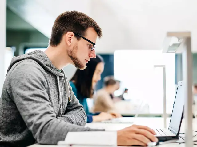 ung mann studerer noe på en laptop