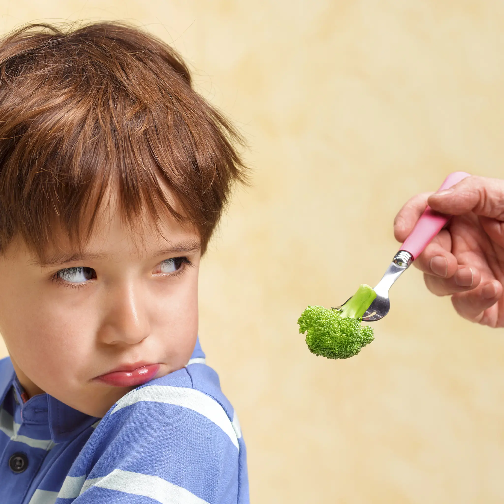 Illustrasjonsbilde av en gutt som nekter å spise brokkoli