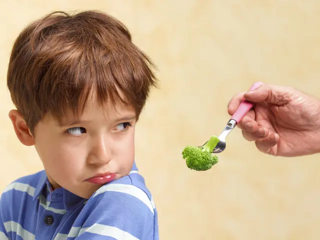 Illustrasjonsbilde av en gutt som nekter å spise brokkoli