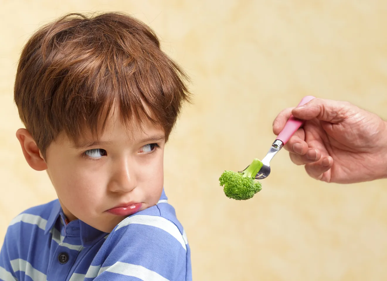 Illustrasjonsbilde av en gutt som nekter å spise brokkoli