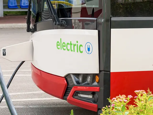 Nærbilde av ladekabel som lader en elektrisk buss