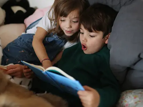 to barn leser i en bok sammen