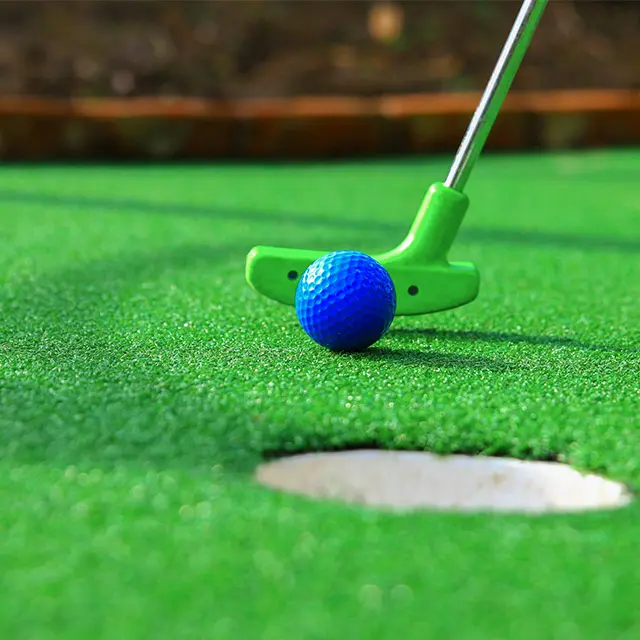 Nærbilde av golfkølle og golfball