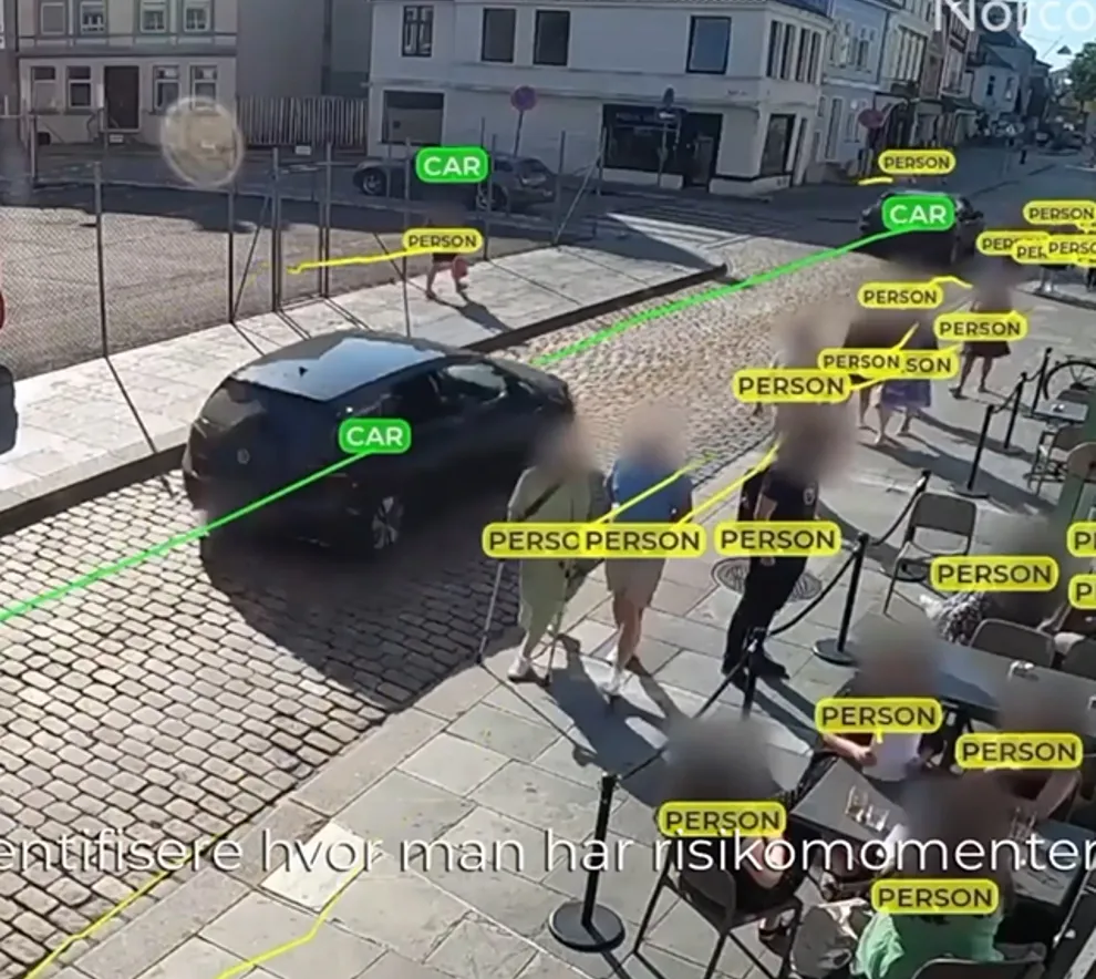 overvåkningbilde som viser ki-observasjoner av personer og trafikk